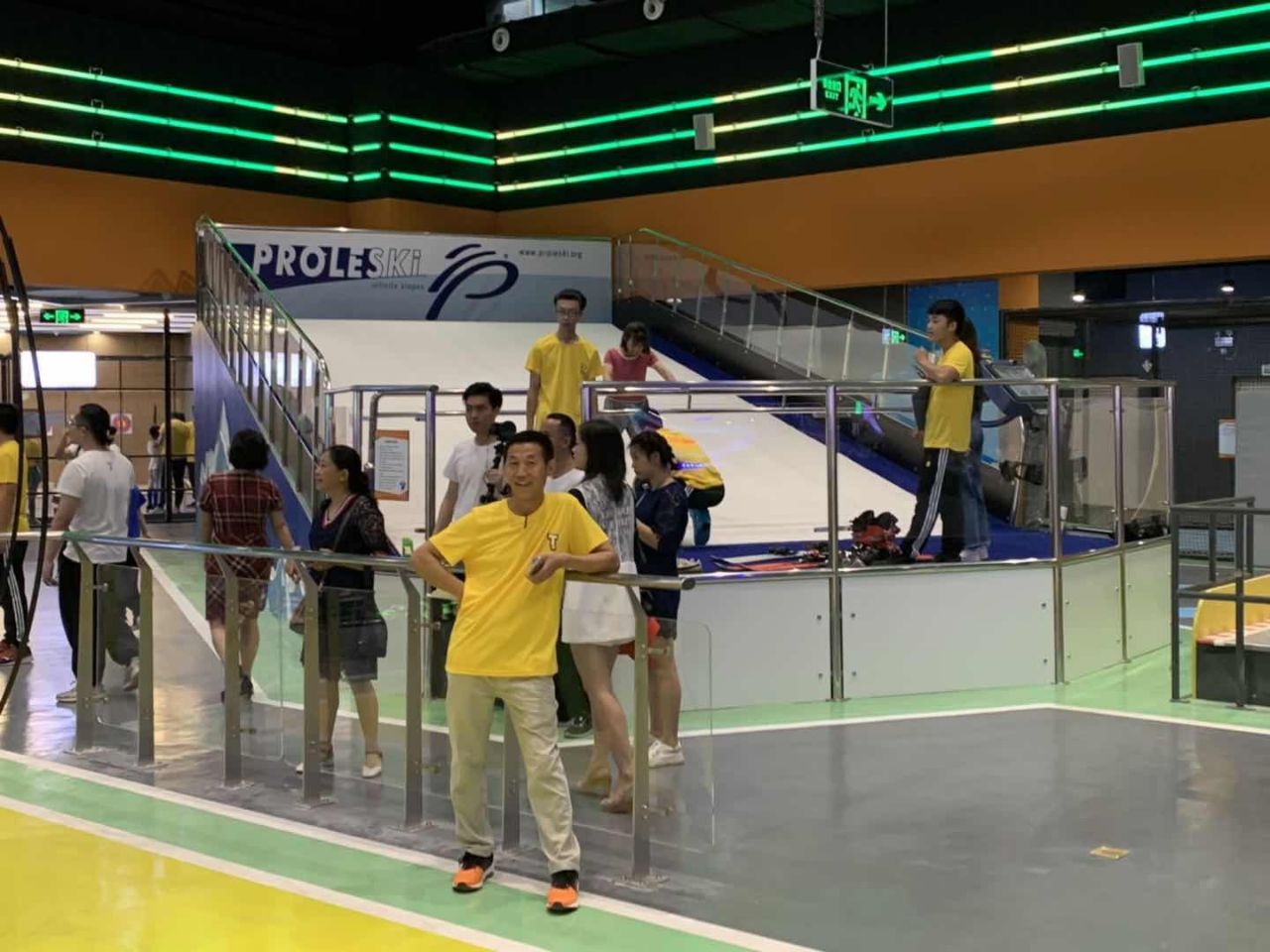 Train on the PROLESKI skimachine at the new indoor ski club in Guangzhou