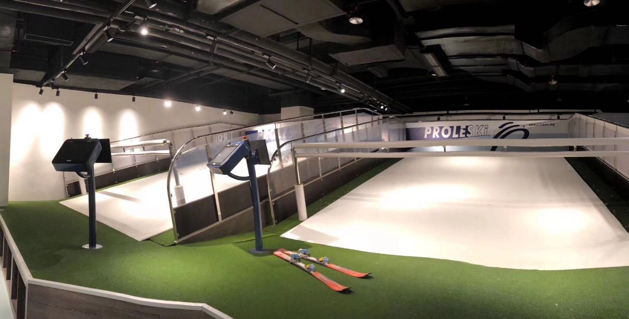 Ski training on PROLESKI simulator in the third Shenzhen club – professional indoor skiing experience.