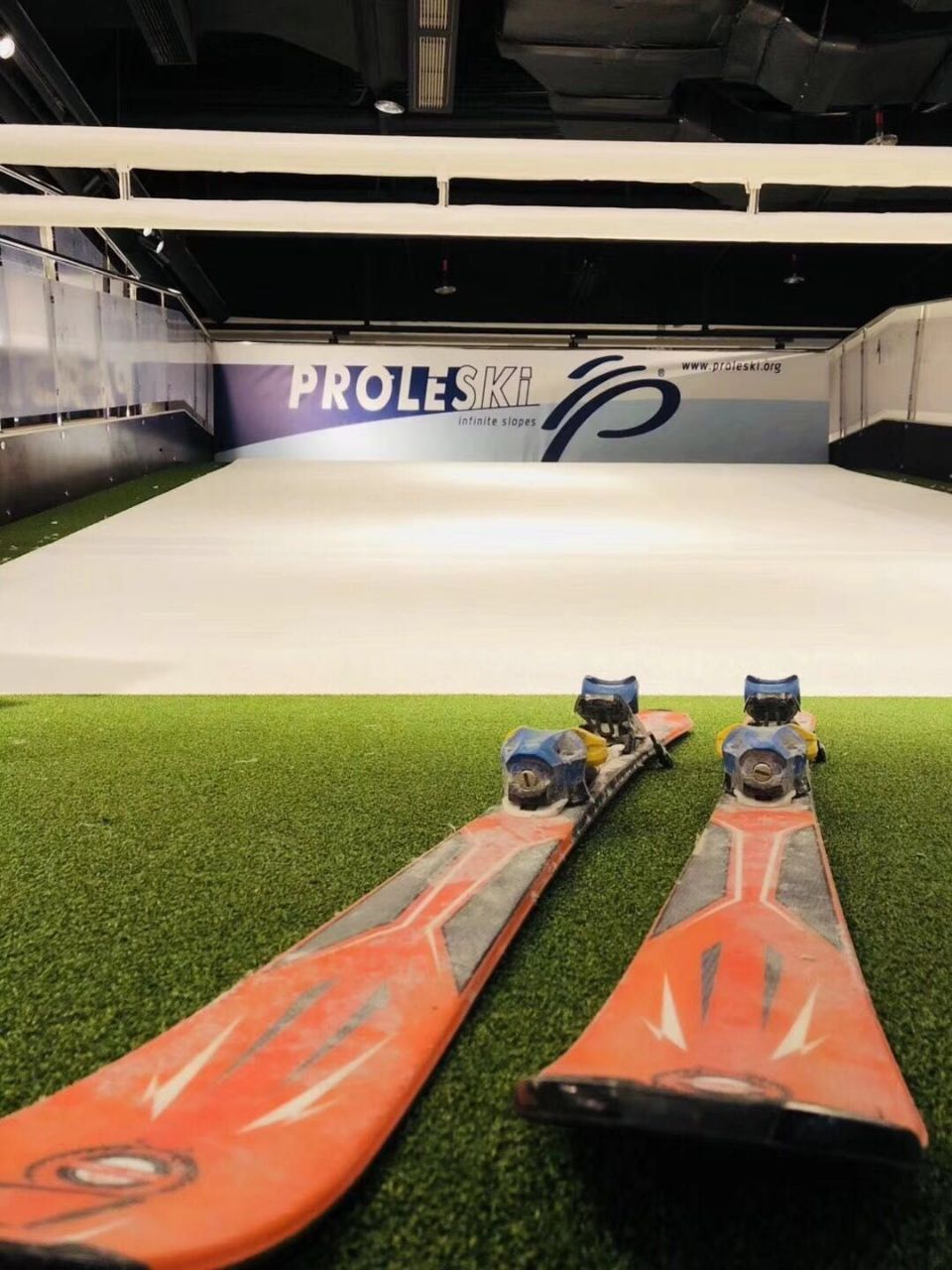 Indoor ski training at PROLESKI Shenzhen – perfect for all skill levels and ages.
