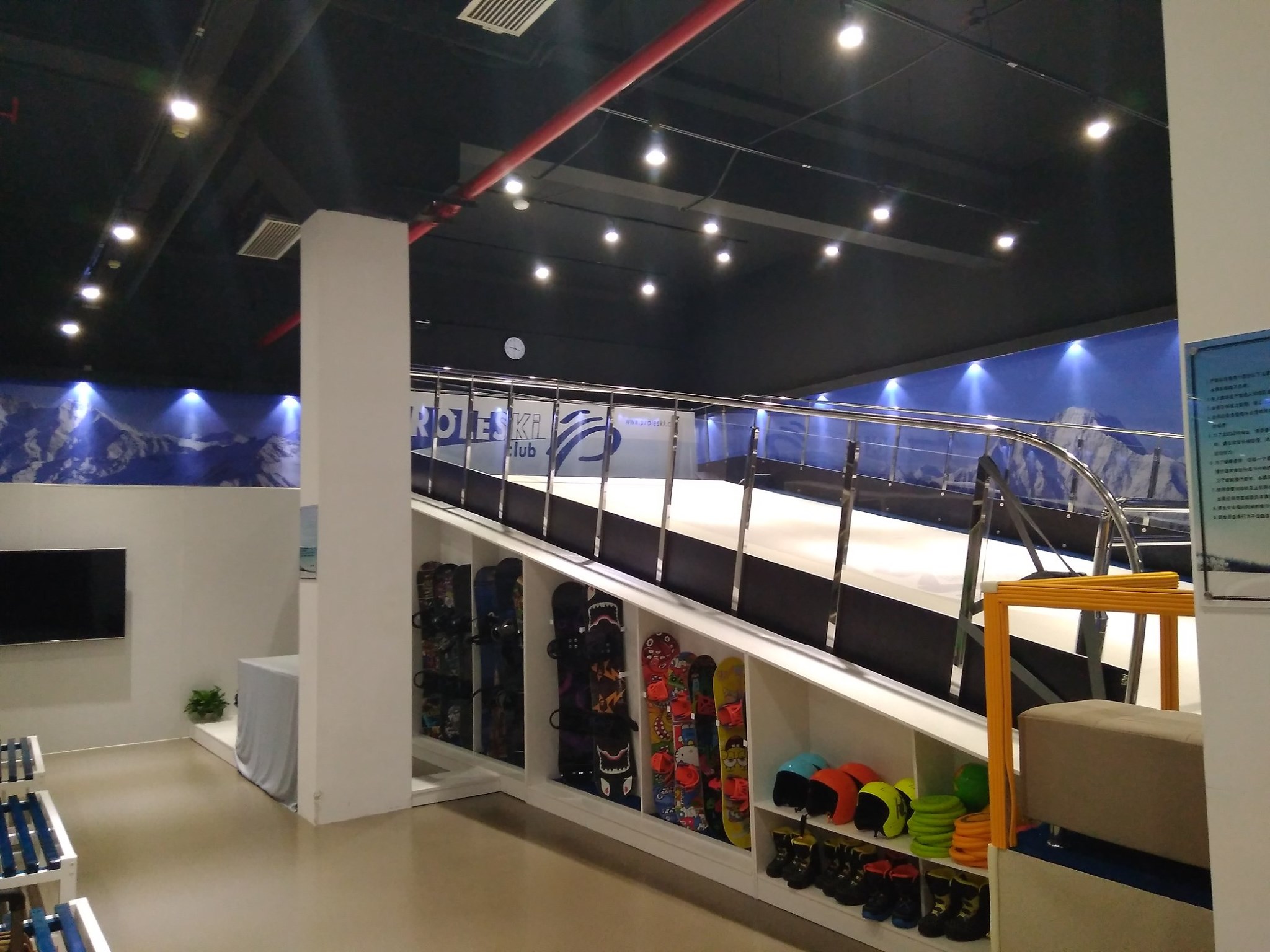 PROLESKI indoor ski machine in Shanghai – perfect for training and fun.