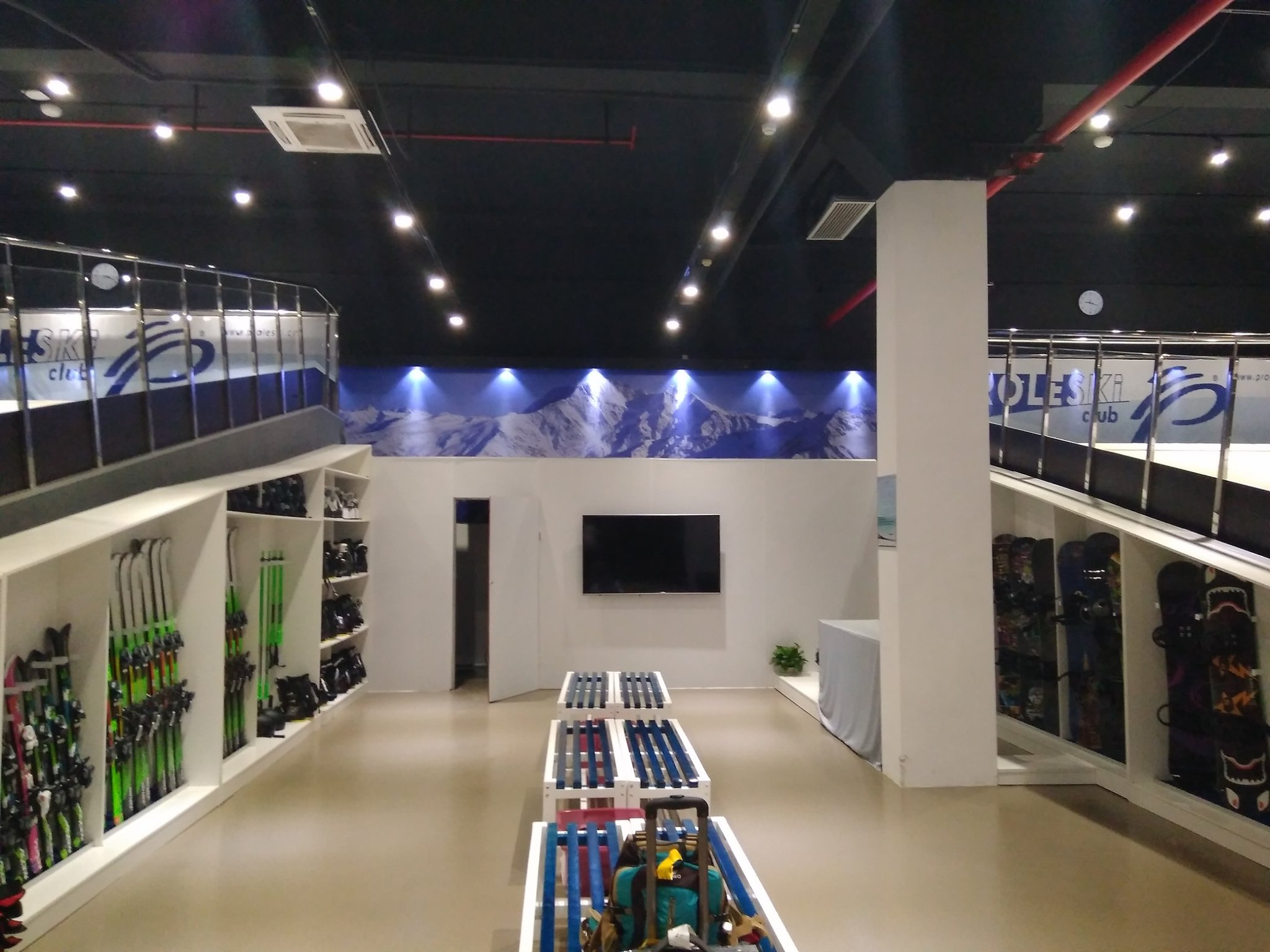 Experience skiing indoors with the PROLESKI ski simulator in Shanghai.