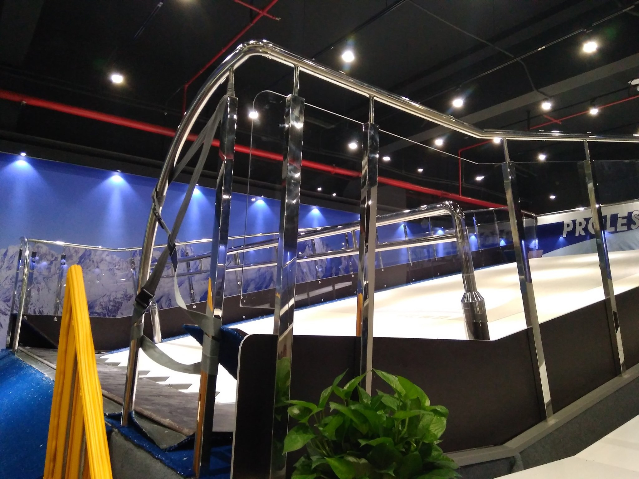 Train on the PROLESKI ski machine in Shanghai for professional indoor skiing.