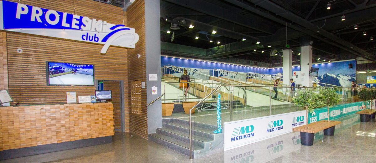 PROLESKI-Indoor-Skizentrum mit Empfang, Simulatoren und Zugangswegen
