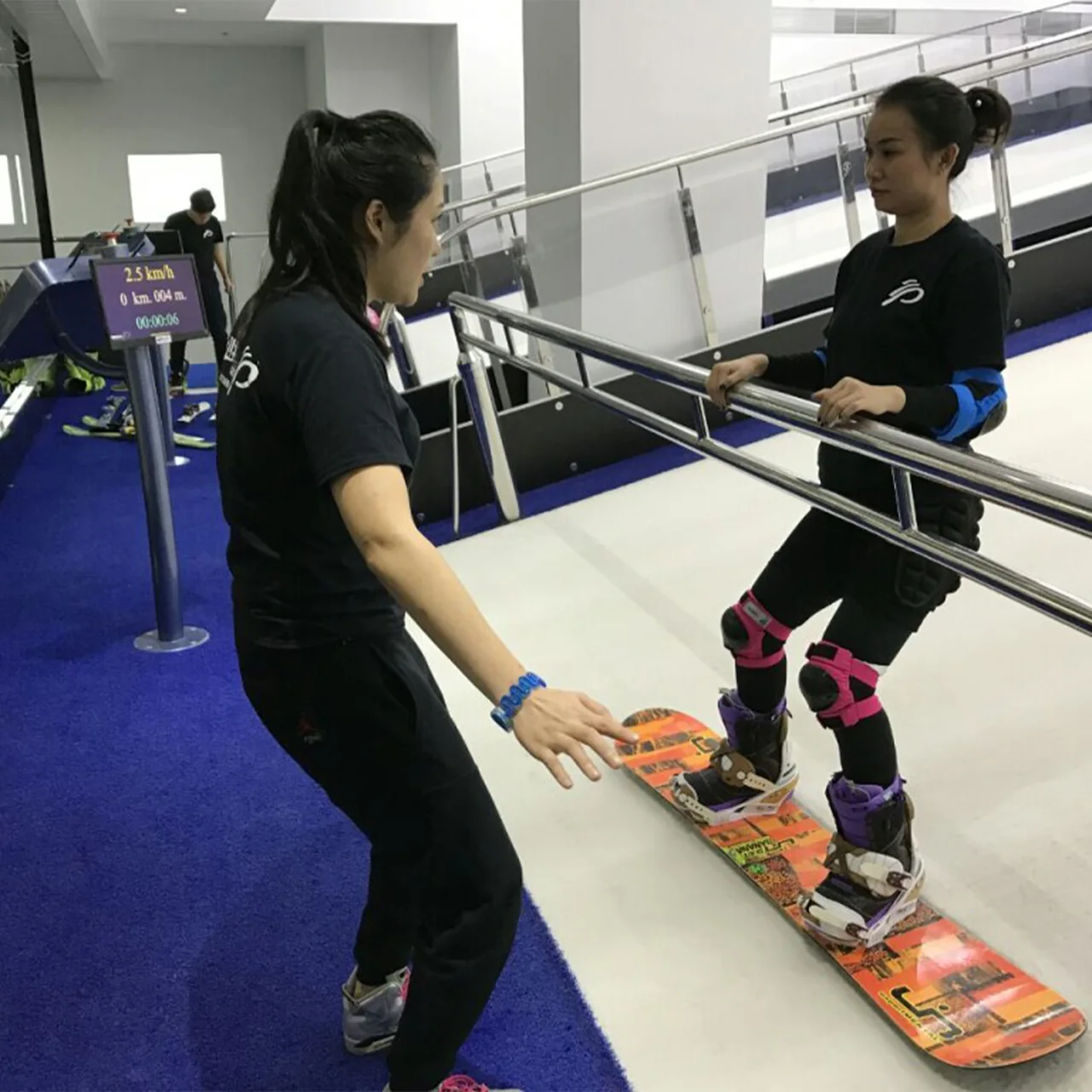 Snowboard training with an instructor on a PROLESKI simulator