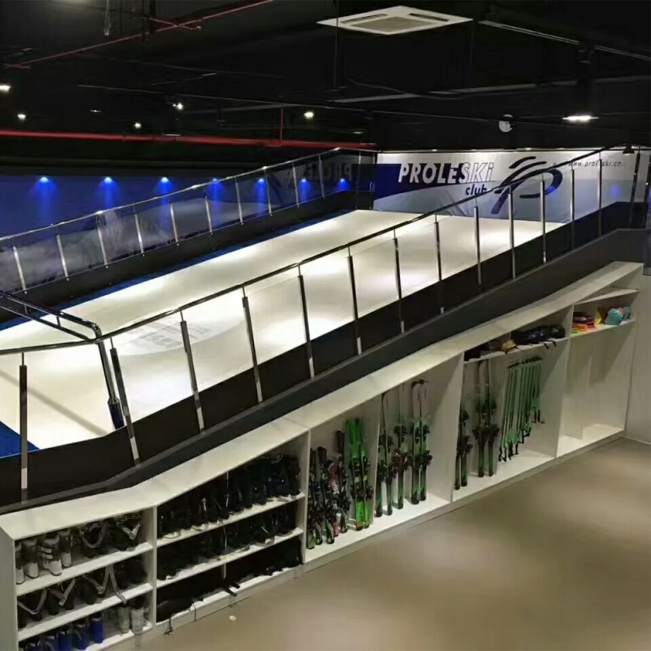 PROLESKI indoor ski slope with safety handrails