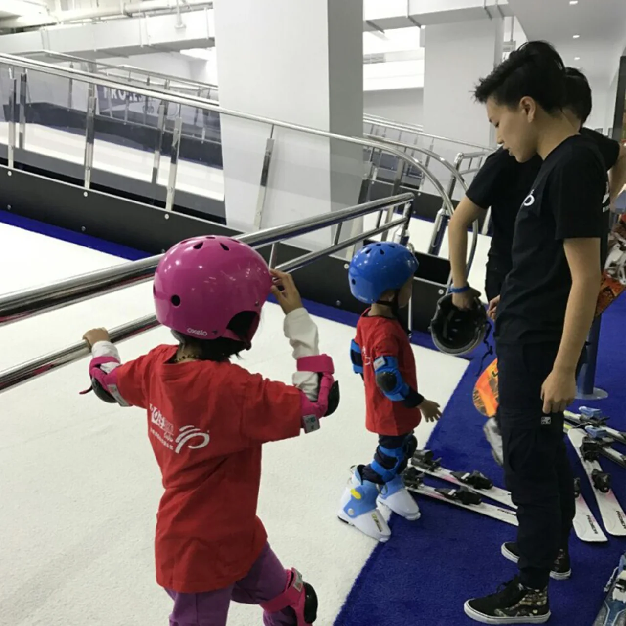 An instructor helping young skiers at a PROLESKI training slope