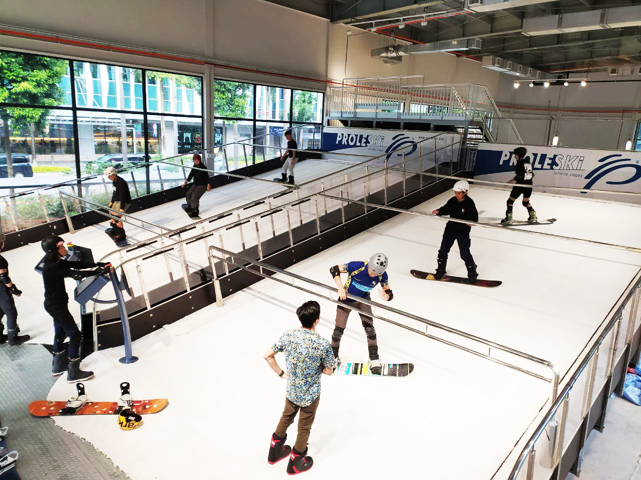 Snowboarder beim Training auf zwei PROLESKI-Indoor-Skisimulatoren in einem Zentrum in Singapur